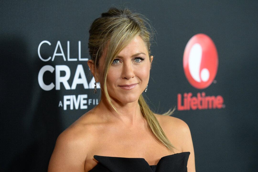 Aniston Cupping Marks: Actress Uses Eastern Technique