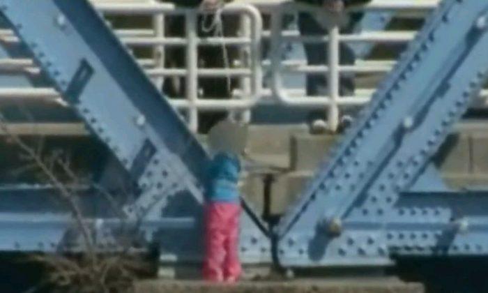 Dad Defends Dangling Child on Bridge (+Photo)