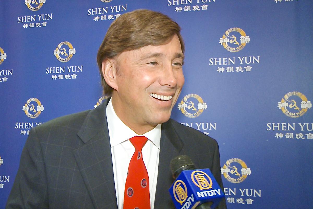 Artist Says Shen Yun ‘Daring’ in Use of Beautiful Colors