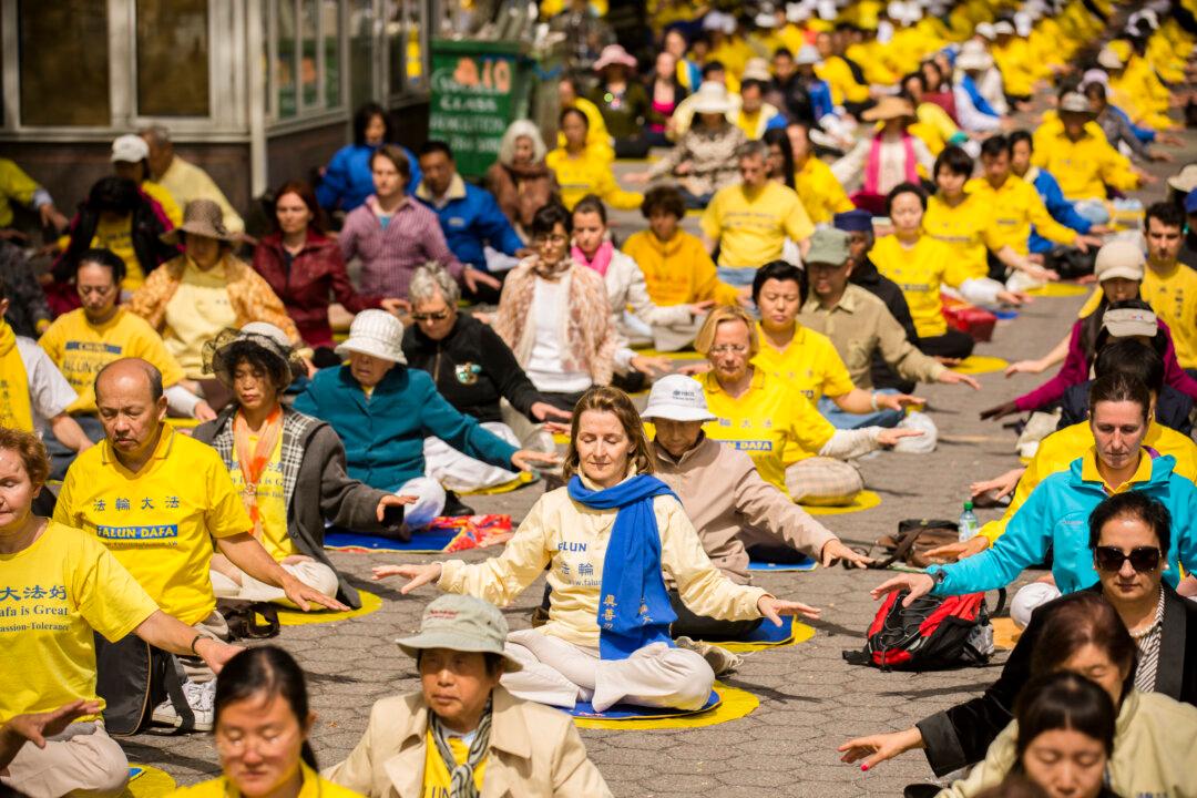 Meditators Radiate Peacefulness from NYC’s Dag Hammarskjold Plaza