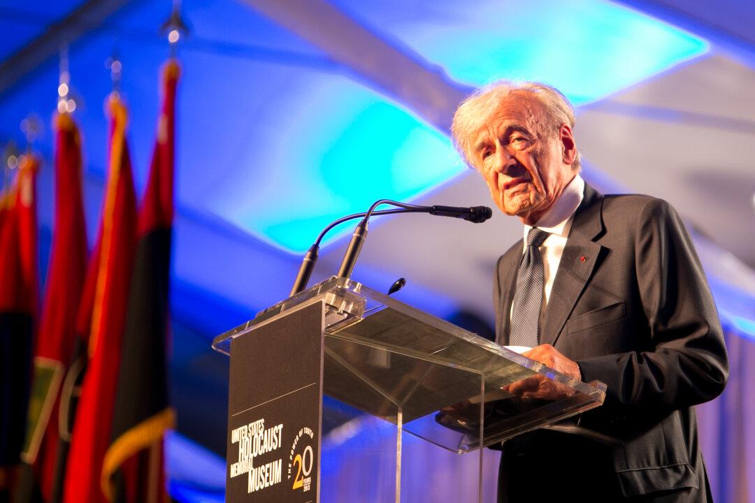 Bill Clinton, Elie Wiesel Remember the Holocaust