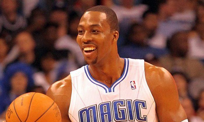 Dwight Howard Stays With Orlando