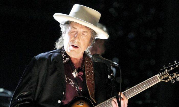 Bob Dylan Warns Fans Taking Photos at Concert: ‘We Can Either Play or We Can Pose’