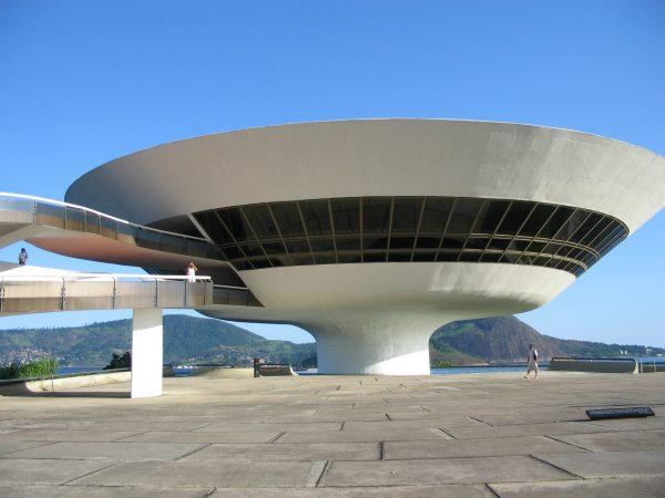 The UFO-shaped Niterói Contemporary Art Museum, built by Oscar Niemeyer in 1996. (Phx de/Wikimedia Commons)