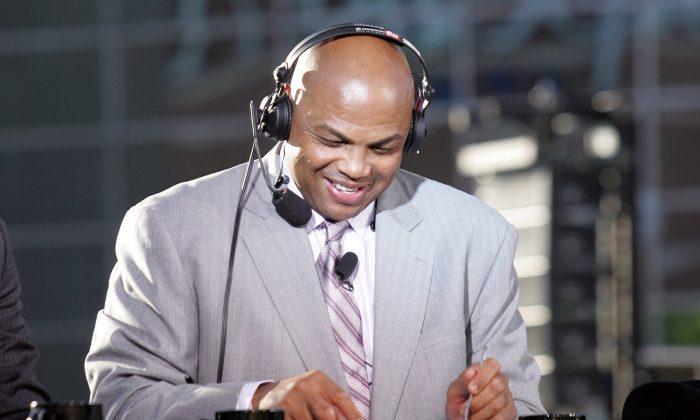 Charles Barkley: CBS Basketball Analyst Has Difficulty Using Touch Screen of NCAA Tournament Bracket