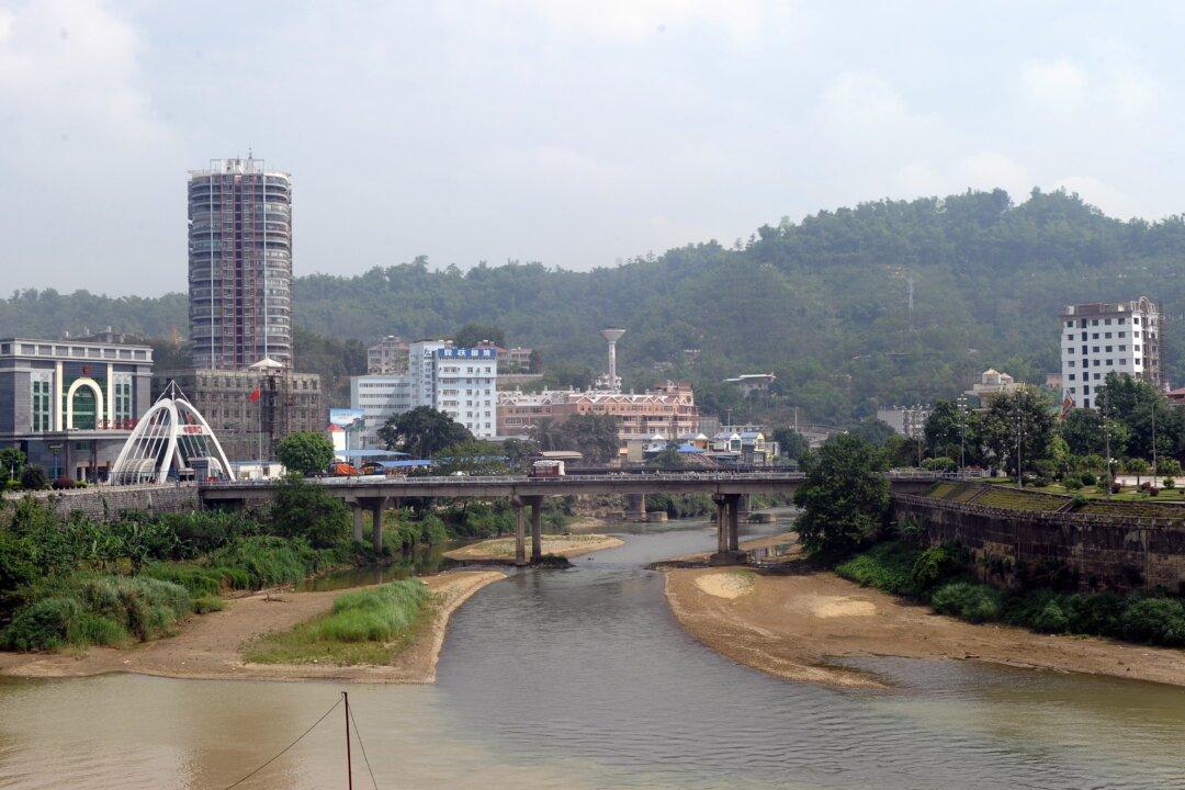 Over 100 Chinese Migrant Workers Detained for Illegally Entering Vietnam