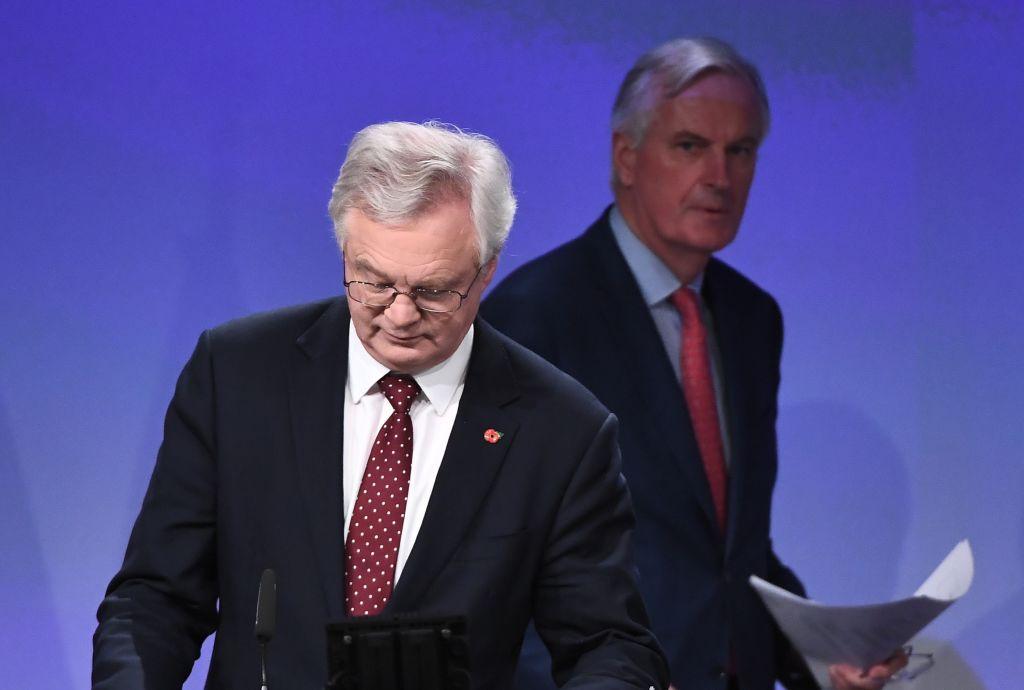 Britain’s Brexit Divorce Skills Get Thumbs Down From Economists in Poll