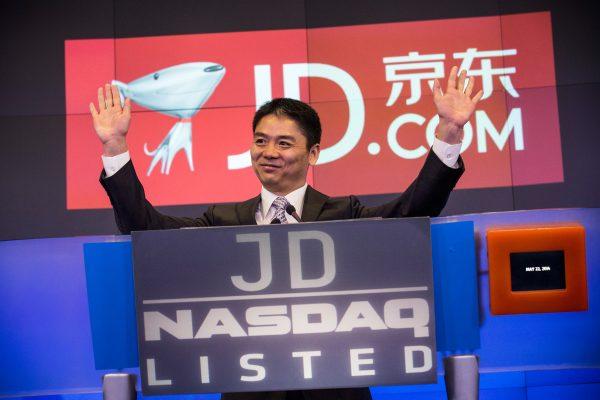 Liu Qiangdong speaks to employees as JD.com gets its initial public offering (IPO) on the Nasdaq exchange in New York City on May 22, 2014. (Andrew Burton/Getty Images)