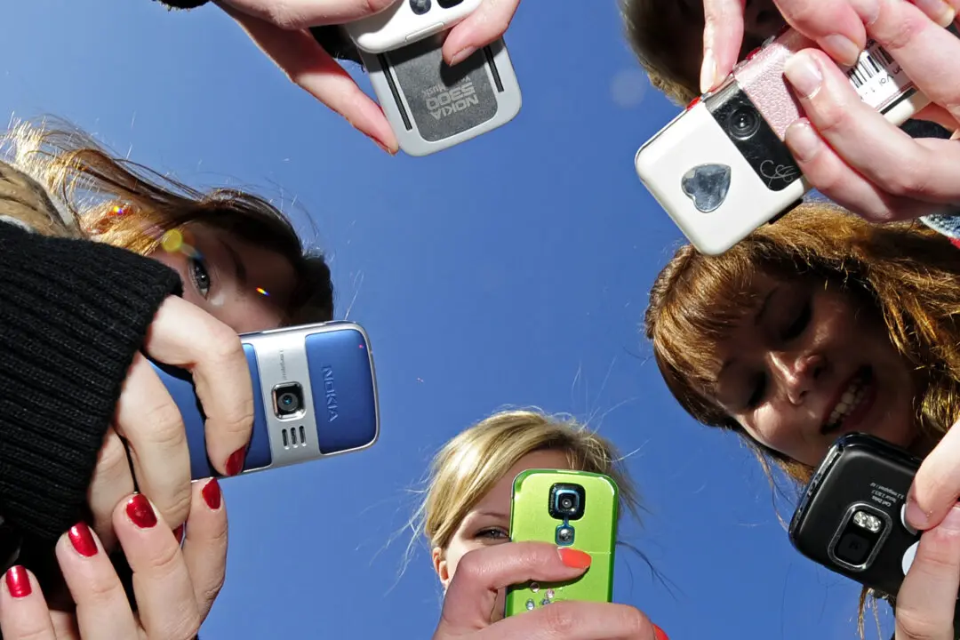 New Zealand Prepares for National Cell Phone Ban in Schools