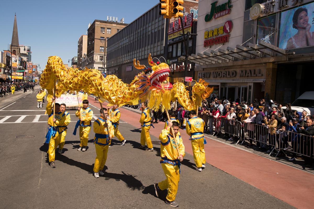 Falun Gong practitioners perform traditional Chinese dragon dancing at the parade in Flushing, Queens to commemorate the April 25, 1999 peaceful appeals. (Larry Dai/The Epoch Times)