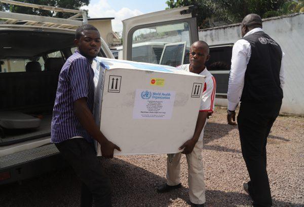 Congolese Health Ministry officials carry the first batch of experimental Ebola vaccines in Kinshasa, Democratic Republic of Congo May 16, 2018. (Rueters/Kenny Katombe/File Photo)