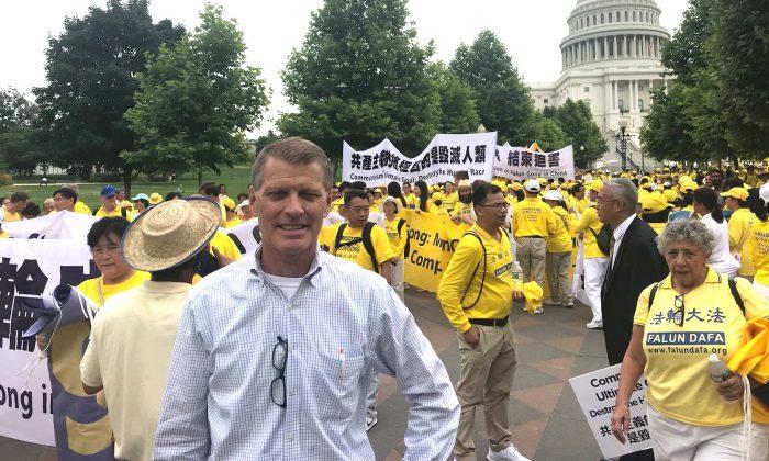 Congressional Candidate Flies All Night to Attend Falun Gong Rally