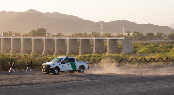 Border Patrol agents guard the U.S.–Mexico border near Yuma, Ariz., on May 25, 2018. (Samira Bouaou/The Epoch Times)