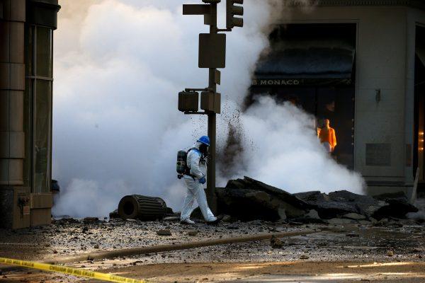 An Emergency Responder examines Midtown Manhattan's steam pipe explosion in New York City, U.S., July 19, 2018. (Reuters/Brendan McDermid)