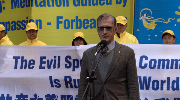 Paul Folley of TFP Australia addresses a crowd gathered to commemorate 19 years of brutal persecution of Falun Gong by the Chinese Communist Party in Martin Place, Sydney, on July 20, 2018. (Frank Ling/The Epoch Times)