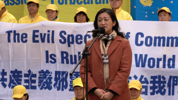 Dr. Lucy Zhao of the Falun Dafa Association speaks on July 20, 2018, in Sydney, Australia, in remembrance of those Falun Gong practitioners who have been tortured and killed in the Chinese Communist Party's persecution of the peaceful spiritual practice. (Frank Ling/The Epoch Times)