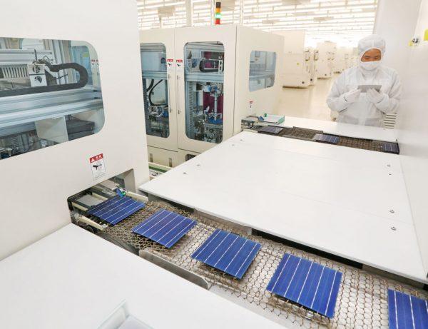 A Chinese worker inspects solar cells at a factory in Nantong in eastern China's Jiangsu Province on March 28, 2018. (AFP/Getty Images)