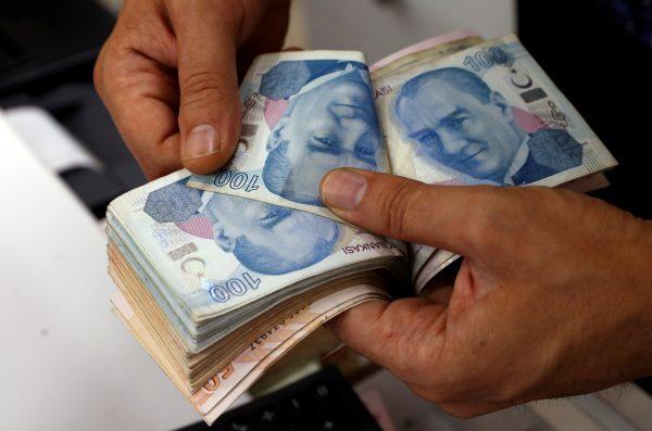 A money changer counts Turkish lira banknotes at a currency exchange office in Istanbul, Turkey Aug. 2, 2018. (Reuters/Murad Sezer/File Photo)