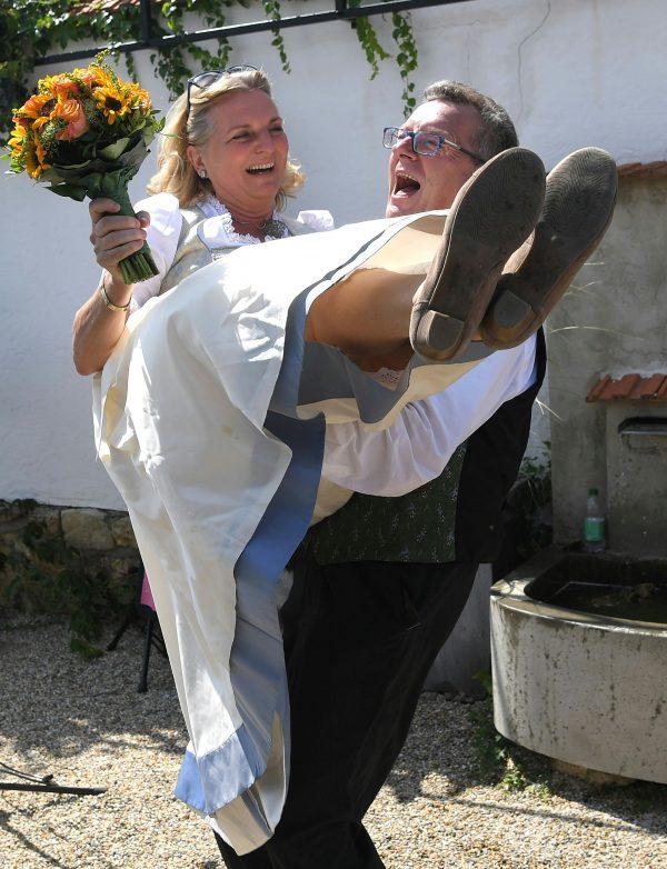 Austria's Foreign Minister Karin Kneissl and her groom Wolfgang Meilinger celebrate their wedding in Gamlitz, Austria on August 18, 2018. (Roland Schlager/Pool)