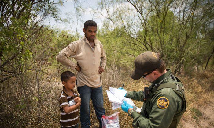 US Sees 38 Percent Jump in Families Apprehended at Southwest Border