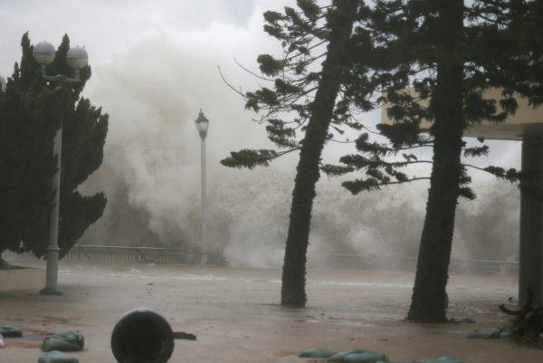 High waves hit the shore at Heng Fa Chuen, a residental district near the waterfront, as Typhoon Mangkhut slams Hong Kong on September 16, 2018. (REUTERS/Bobby Yip)