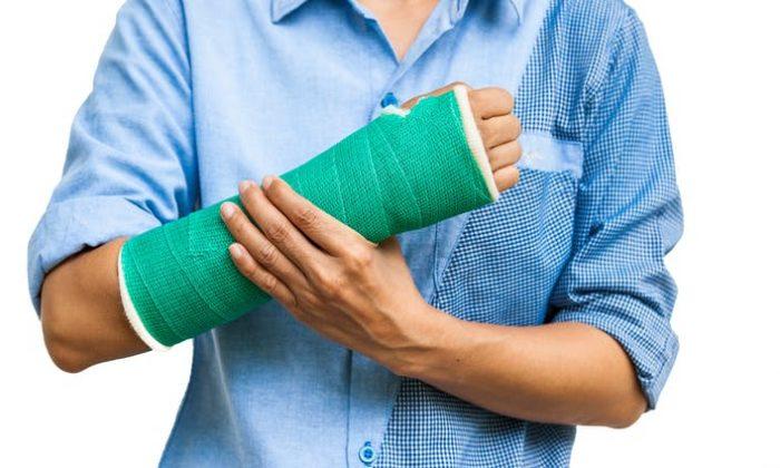 8 Warning Signs of Bone Loss–If You Break a Bone Too Easily, Go See a Doctor