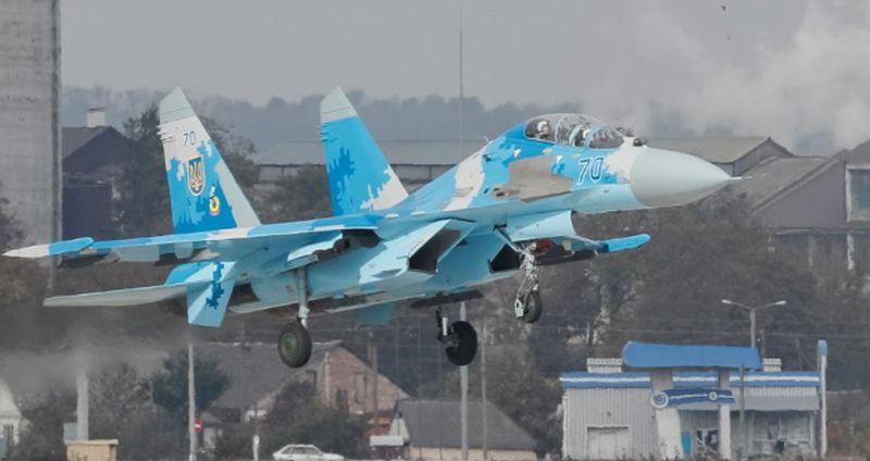 A Ukrainian Su-27 fighter jet lands during the Clear Sky 2018 multinational military drills at Starokostiantyniv Air Base in Khmelnytskyi Region, Ukraine, on  Oct. 12, 2018. (Gleb Garanich/Reuters)