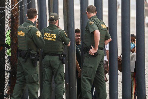 Border Patrol monitors the U.S.–Mexico border fence at Friendship Park in San Ysidro, Calif., on Nov. 15, 2018. (Charlotte Cuthbertson/The Epoch Times)