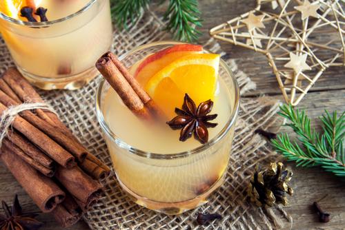Hot toddy drink (apple orange rum punch) for Christmas and winter holidays - festive Christmas homemade drinks - Image. (Shutterstock)