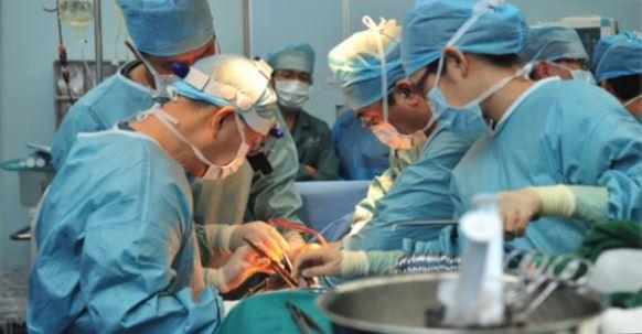 Chinese doctors performing organ transplants. (Screenshot/Harvested alive－10 years investigation of Force Organ Harvesting)
