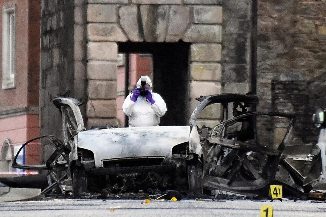 Police Link Northern Ireland Car Bomb to New IRA and Say Was ‘Attempt to Kill People’