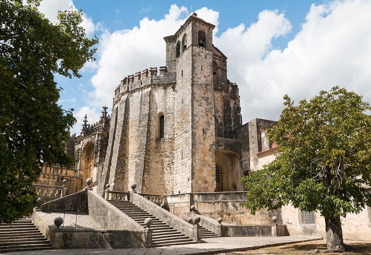 Convent of Christ Castle in Tomar, Portugal, was built in 1160 as a stronghold for the Knights Templar. (©Wikimedia Commons | <a href="https://commons.wikimedia.org/wiki/File:Tomar-Convento_de_Cristo-Rotunda_dos_Templ%C3%A1rios-20140914.jpg#/media/File:Tomar-Convento_de_Cristo-Rotunda_dos_Templ%C3%A1rios-20140914.jpg">Daniel VILLAFRUELA</a>)