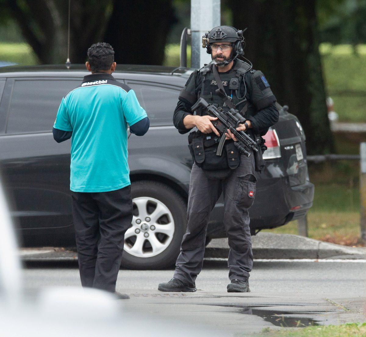 A member of the AOS (Armed Offenders Squad) stands ready following a shooting at the Al Noor mosque in Christchurch, New Zealand, on March 15, 2019. (Martin Hunter/Reuters/SNPA)