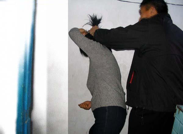 Demonstration photo: after released, Tang Xiaoyan said a police had slammed her head against the wall heavily, and hurt the ligament of her arms during the process. (Minghui.org)