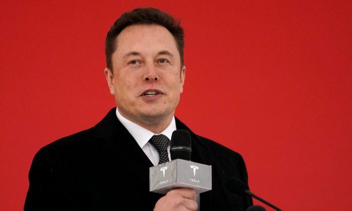 Tesla Faces Investor Lawsuit Over Musk Tweets on 10 Percent Stock Sales