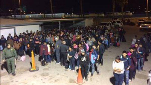 U.S. Border Patrol agents detained two large groups of illegal immigrants consisting of over 400 people within five minutes in the El Paso area on March 19, 2019. (U.S. Customs and Border Protection)