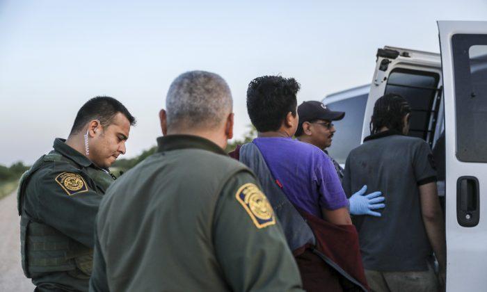 Officials: Migrant Families Transported to Other Sectors by Plane, Bus Due to ‘Capacity Limitations’