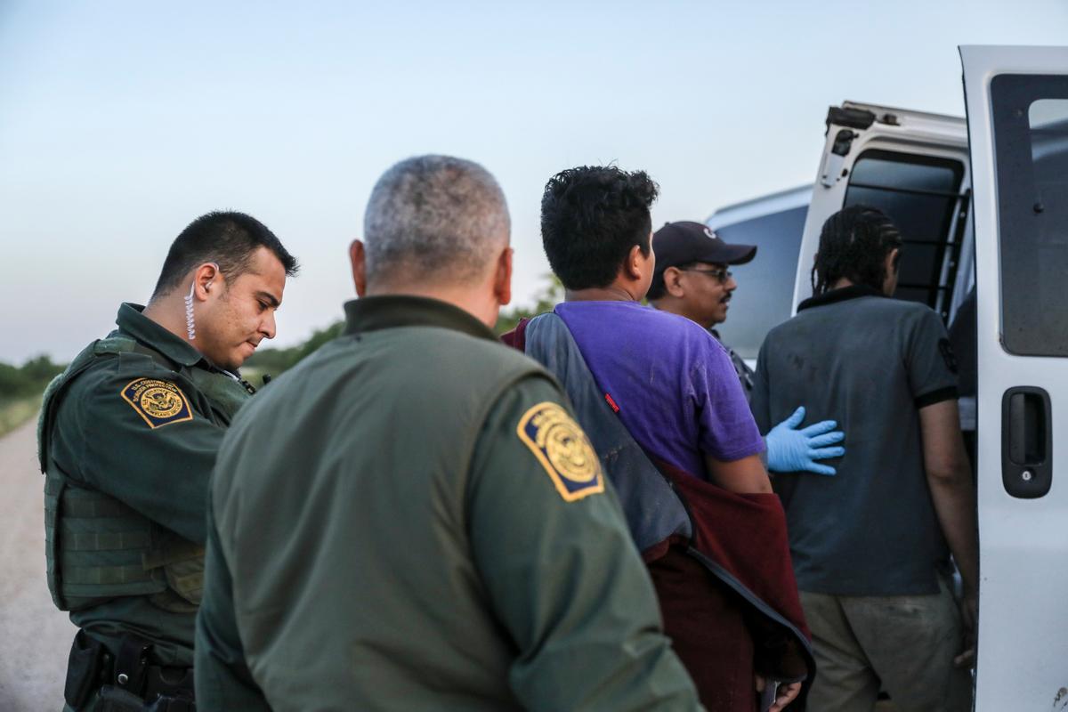Officials: Migrant Families Transported to Other Sectors by Plane, Bus Due to ‘Capacity Limitations’