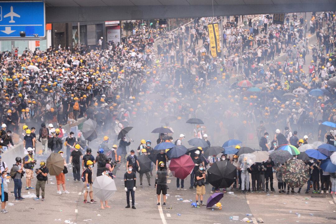 UK to Suspend Crowd Control Supplies to Hong Kong