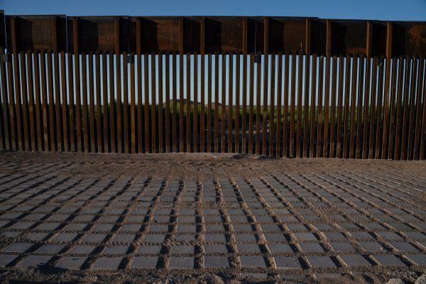 Recently-installed bollard style fencing on the US-Mexico border near Santa Teresa, N.M., on April 30, 2019. (PAUL RATJE/AFP/Getty Images)