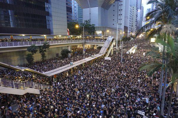 Unsatisfied with the government’s suspension of the controversial extradition bill, an estimated nearly 2 million Hong Kongers took the streets on Sunday, June 16, to demand the bill’s full retraction and Hong Kong leader Carrie Lam’s resignation. (Gang Yu/The Epoch Times)