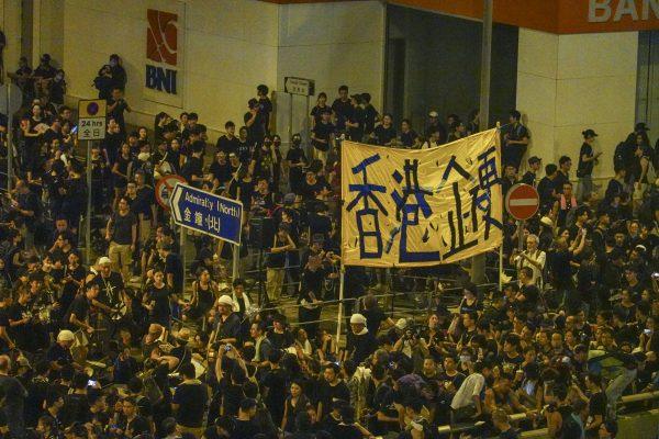 Protesters hold a banner saying “Stay Steadfast, Hong Kong” at a June 16 parade in Hong Kong to demand the full retraction of the controversial extradition bill. (Gang Yu/The Epoch Times)