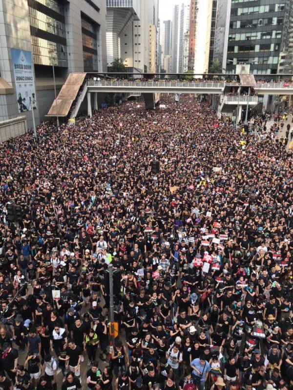 About 2 million Hong Kongers parade on June 16 to ask Carrie Lam government to withdraw the extradition bill. (Gang Yu/The Epoch Times)