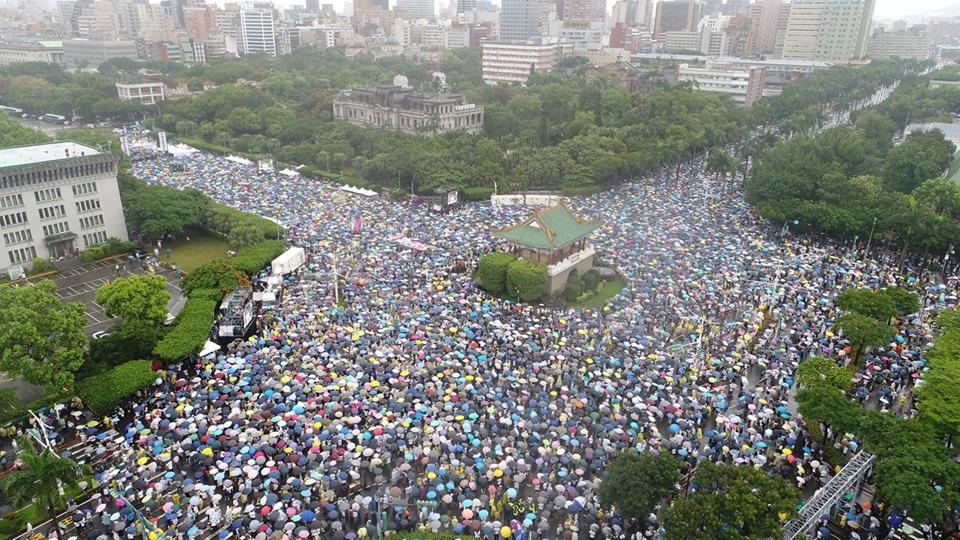 Tens of thousands join a rally against pro-Beijing local media on Ketagalan Boulevard in front of the presidential office building in Taipei, Taiwan on June 23, 2019. (The Epoch Times)