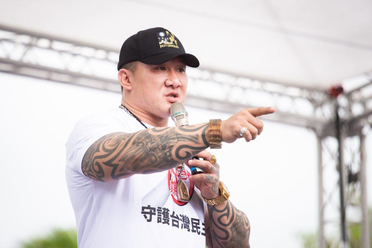 YouTube celebrity and the organizer spoke at the Taiwan mass rally on June 23, 2019. (Chen Po-chou/The Epoch Times)