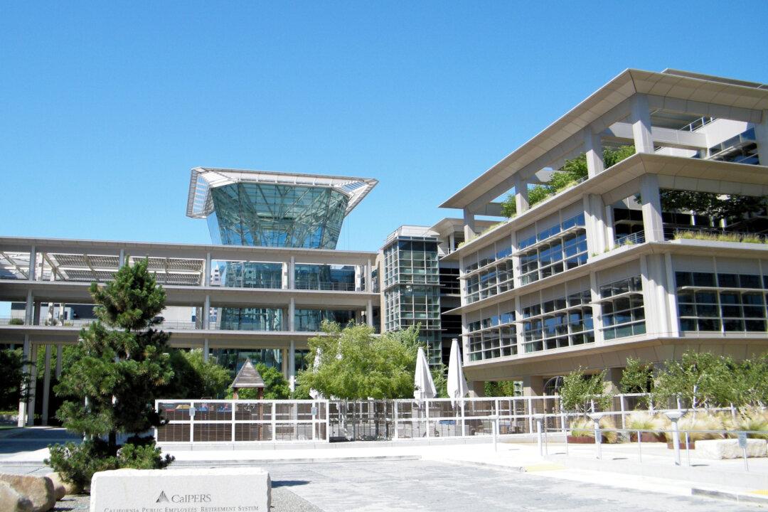 Chief Investment Officer of Largest US Public Pension Fund Has Deep Ties to Chinese Regime