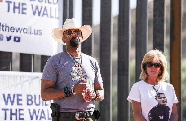Sheriff David Clarke and Mary Ann Mendoza, board members of We Build the Wall, at the opening of the new half-mile section of border fence at Sunland Park, N.M., on May 30, 2019. (Charlotte Cuthbertson/The Epoch Times)