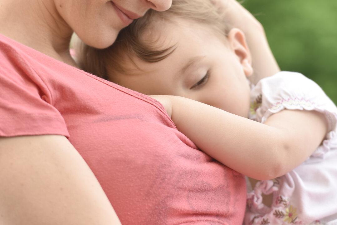 Mom Defends Posting Video of 4-Year-Old Daughter Breastfeeding After Bullies Hit Hard