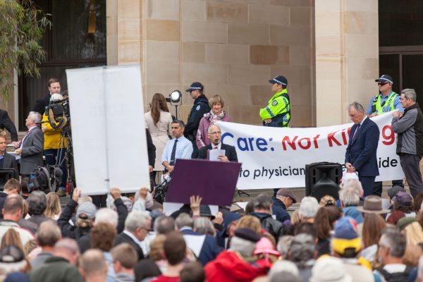 Peter Abetz addresses hundreds of Western Australians in front of Parliament House gathered in opposition to the state government’s proposed euthanasia legislation on Sept. 4, 2019. (Wade Zhou/The Epoch Times)