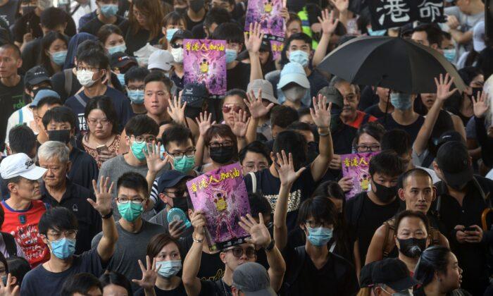 Defiant Hong Kong Protesters Face Off With Police, Denouncing Police’s Power Abuse